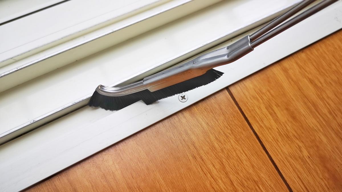 家中の「隅・角・溝」がJ型ブラシですっきりキレイに！大掃除がぐんとラクになりそうだ