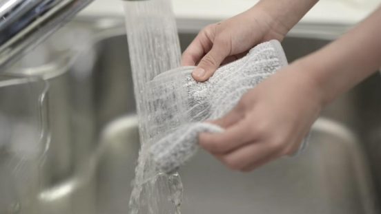 「水だけで油汚れを落とせるクロス」が大掃除の効率を爆上げしてくれた