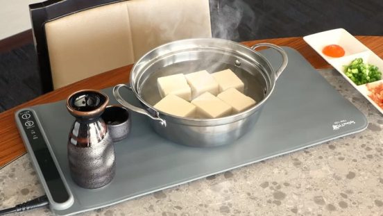 出来立ての温かさ、置くだけで長持ち！ 丸めて収納できる「フードウォーマー Warmat」