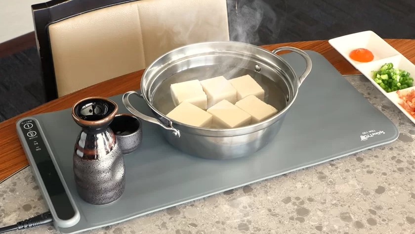 出来立ての温かさ、置くだけで長持ち！ 丸めて収納できる「フードウォーマー Warmat」