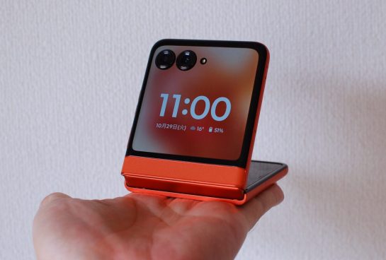 使って初めて分かった”縦折りスマホ”のメリット。Motorola「razr 50」レビュー