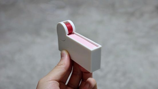 ミニマルな付箋ケースで「ふせんが1枚だけめくりづらい問題」を解決。冬場の手の乾燥もこわくないぞ