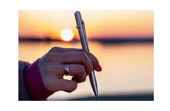 芯の出し入れがクセになりそう！  高耐久かつ軽量なチタンボールペン「Bastion Slim Pen」