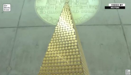 「世界一豪華なクリスマスツリー」がドイツに出現！ キラキラの正体は…