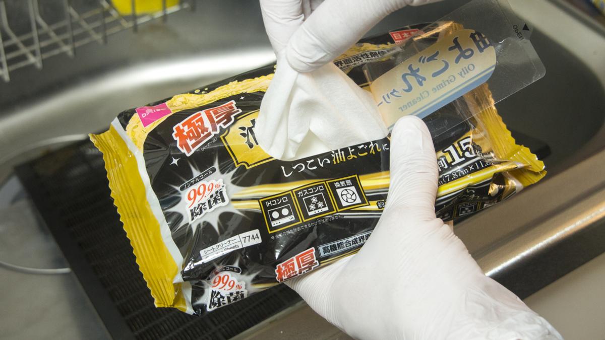 ダイソーの定番「油汚れクリーナー」でキッチン周りを掃除！極厚タイプもあるって知ってた？