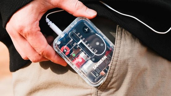 「スマホ見過ぎ問題」を解消してくれたのは、懐かしくて新しいコンパクトなポータブルラジオでした