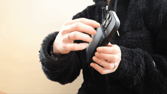 「スマホスタンドの進化版」が凄い！カードが収納できるポケット、撮影時の手の安定…持ち運べるとうれしい機能が揃ってるんだ