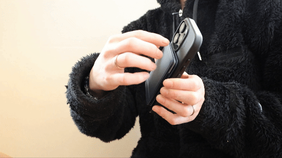 「スマホスタンドの進化版」が凄い！カードが収納できるポケット、撮影時の手の安定…持ち運べるとうれしい機能が揃ってるんだ