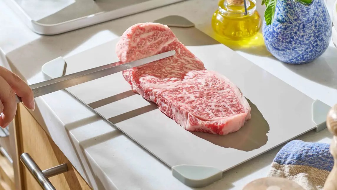 電気・水いらずで冷凍食品を2倍速で解凍！ 弁当の粗熱取りにも使える「Toffy 解凍プレート」