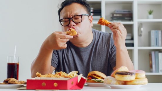 「超加工食品」を30年間食べ続けたらどうなる？ AIがギョッとするほどリアルに予測