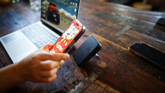 Ankerの「スマホスタンドにもなるマグネット充電器」が家でも外でも超優秀だった