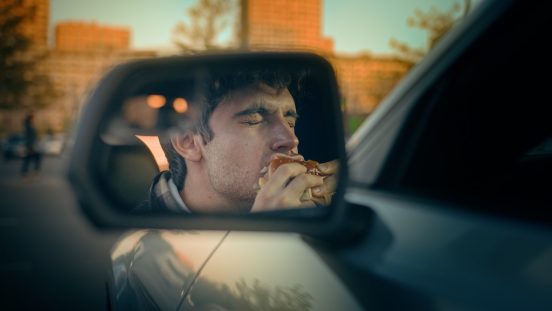 クルマの中で食べちゃダメ！ 海外の専門家が警告する理由とは？