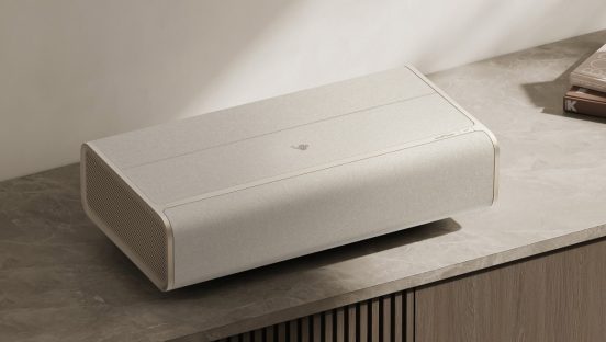 壁から約18cmの距離で投影できる4K超短焦点プロジェクター「Aladdin Marca Max」