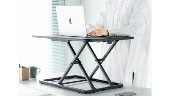 リモートワークにも最適！ いつもの机をスタンディングデスク化する卓上机