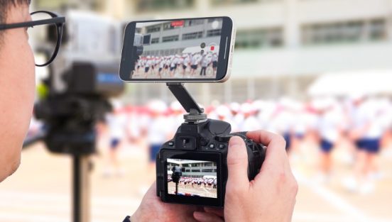 写真撮影と動画撮影を同時に行えるMagSafe対応のスマホスタンド