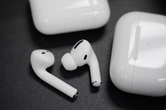 アップル、「カメラ付きAirPods」を模索中。何ができるようになる？
