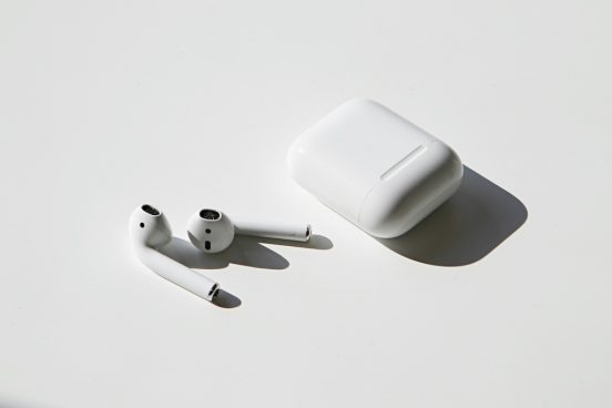 かなり大胆！「AirPods」が巨大なバックパックに変身