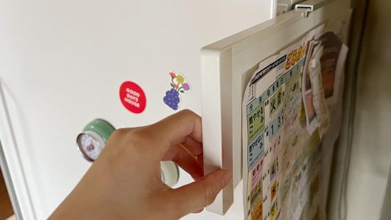 冷蔵庫まわりをスッキリ！ 山崎実業のマグネット式のスライドパネルを見つけました