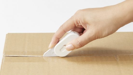 段ボールをすばやく開けてササッと片付けられる多機能カッター「アケトル」