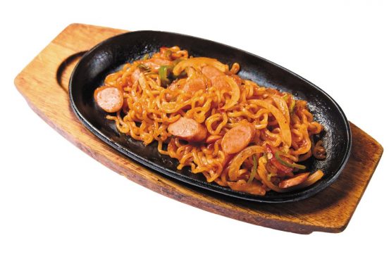 辛ラーメンが絶品ナポリタンに変身!? キャンプシーンにもマッチする旨辛アレンジ
