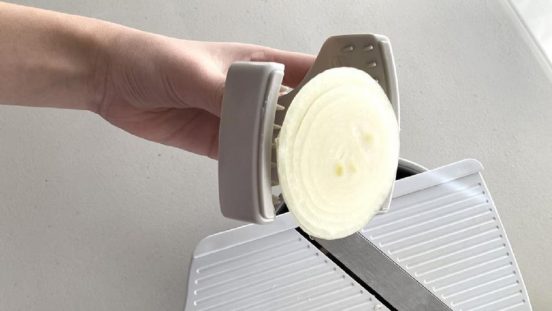 399円の「ぐっと掴む野菜ホルダー」で、調理ストレスが激減した理由。効率もアップしたよ