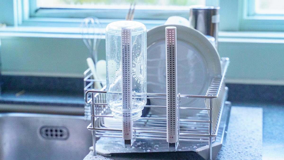 ニトリの「エコドライヤー」で水切りカゴをカスタマイズ。ボトルの内側乾かない問題を解決できたよ