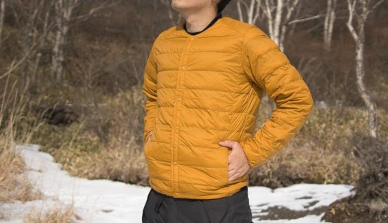 ワークマンの「1500円から買えるライトダウンジャケット」の魅力を語ります。ベージュにチャコールグレー、ブラックもあるよ