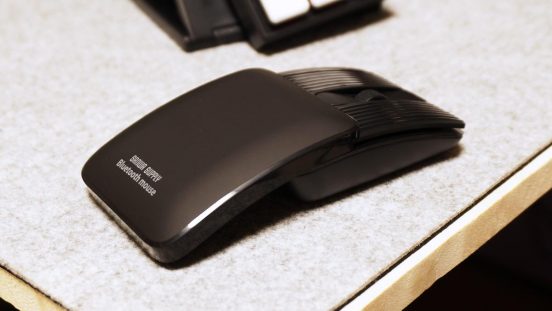 クレカよりコンパクト!? Bluetooth対応の折りたたみマウスがリモートワーカーの救世主に