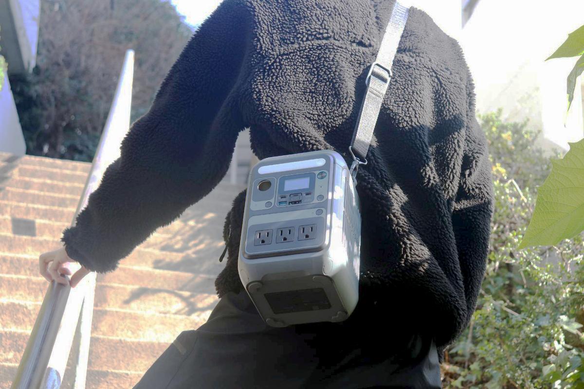 Ankerの「肩掛けできるポータブル電源」を選んだ理由。 いざという時に“両手が空いてる”って、とても大事だと思うんです