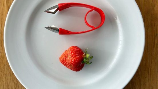 苺のヘタ取り、食べられる部分までカットしてない？ 面倒なヘタ＆芽とりも「フルベジ ピコ」1本で楽々解決！
