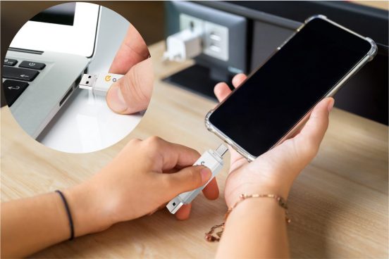 2つのコネクタを搭載した、エディオンのUSBメモリ！ PC、スマホに直接接続できる