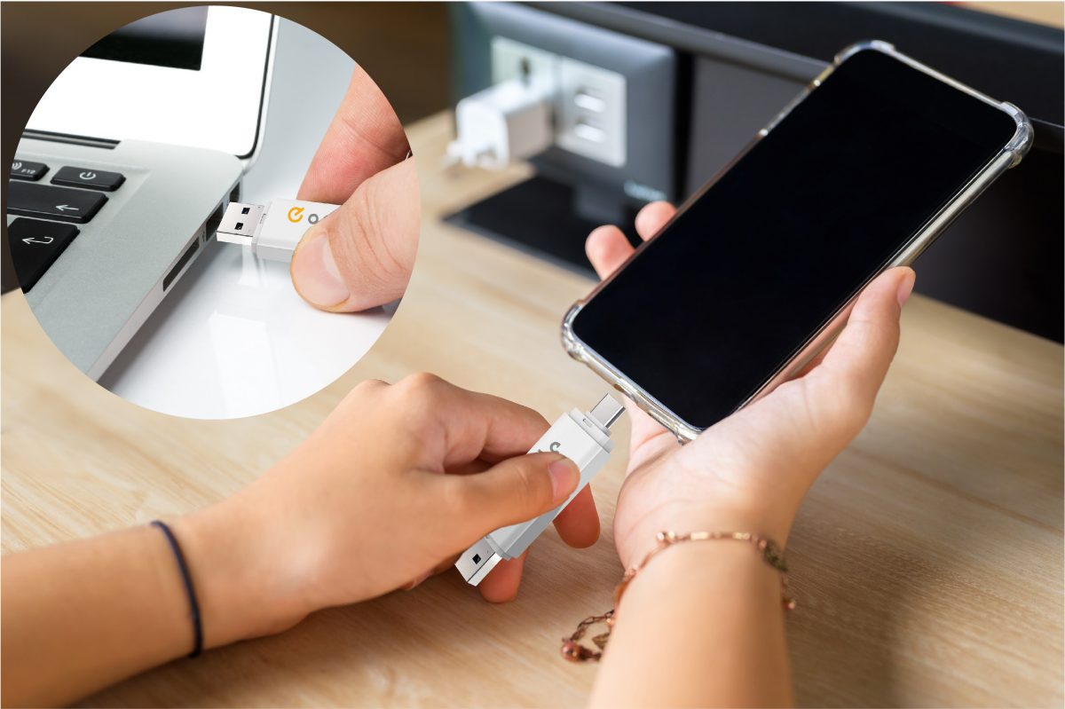 2つのコネクタを搭載した、エディオンのUSBメモリ！ PC、スマホに直接接続できる