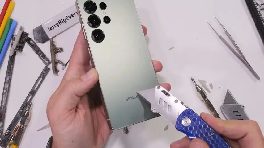 「Galaxy S25 Ultra」の過激な耐久テストが公開！ 意外な結果が判明