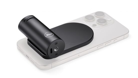 iPhoneをライカカメラに変える！ MagSafe対応のカメラグリップ「Leica LUXグリップ」