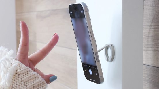 自撮りや動画配信に便利！ 磁力で固定できるMOTTERUの「マグネットスマホリング＆スタンド」