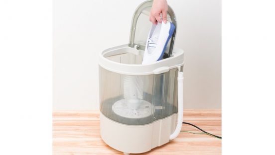 面倒な靴洗いが自動に！ 靴専用ミニ洗濯機「靴洗いま専科3」