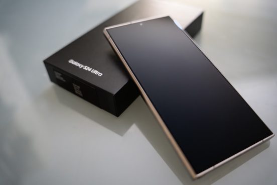 次期「Galaxy S26 Ultra」、画面からパンチホールが消える!?