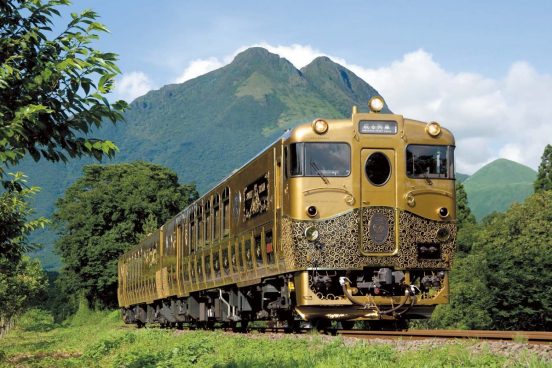 ぬくぬくこたつで美食三昧、ストーブ列車で雪見酒！ 冬だから乗りたい名物列車7選