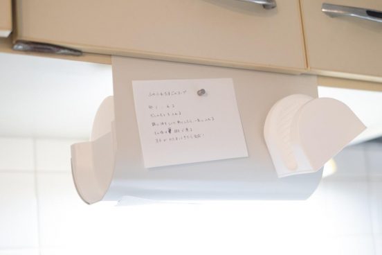 キッチンペーパーホルダーの正解は、1つ2役のこれだった！ 片手でスパッと切れて気持ちいい〜