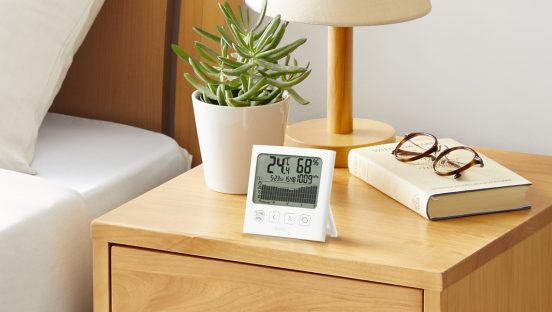 ヒートショックや熱中症対策に！ 気温の変化をグラフ表示するタニタの温湿度計「TT-593」