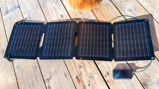ソーラー充電がデカくて面倒なのは昔の話。Ankerで見つけたスマホにそのまま繋げる「超手軽なソーラーパネル」