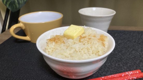 材料3つだけ！ バターの虜「ズボラさん歓喜の炊き込みごはん」は包丁も味付けすら不要なんだ