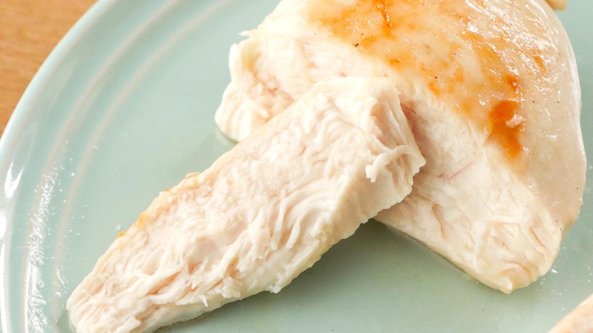 「お肉やわらかの素」かけて5分放置するだけ。パサつきがちな「鶏むね肉」をしっとりジューシーに！？