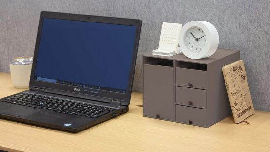 机の上がごちゃごちゃしてる…それなら紙製の「収納ボックス」を使ってみない？ 約9年使っても壊れてないよ