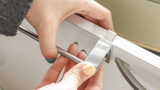 KEYUCAで見つけた「賃貸でも設置OKなタオル掛け」で、キッチンがもっと使いやすくなった