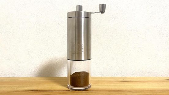 人生初、憧れのコーヒー豆挽き！ 3COINS「ミニコーヒーミル」で楽しくできたよ。粗挽きも楽勝さ