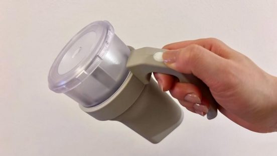 キャンドゥの「乾電池1本で使えるLEDライト」が、もしものときに頼りになる。単1〜単4どれでも動くんです