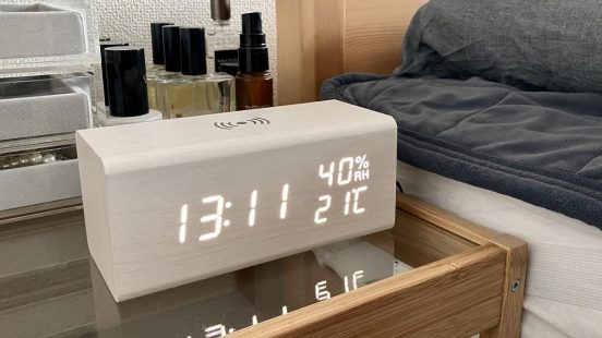 枕元が時計や充電器でゴチャゴチャ…。ニトリの「ブロックみたいなLED時計」なら、ひとつでOKです