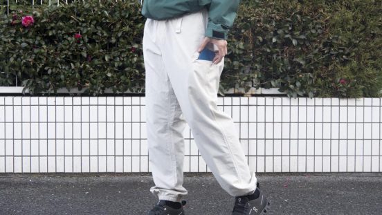 MUJI WALKERの「撥水ナイロンパンツ」は軽い穿き心地と、ジムや旅行用に持ち歩きしやすいのが特徴です