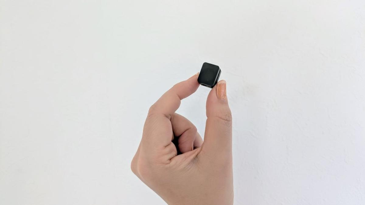 充電ケーブル、床に散らばってる問題。3COINSの「小さなキューブ」ですっきり収納＆掃除もしやすくなったよ